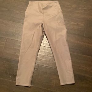 ALO Yoga High-Waist Cropped Leggings in Light Mauve